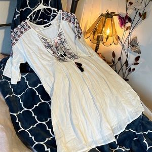 Miss Me dress/blouse white with pattern on shoulders/yoke. Tie front closure